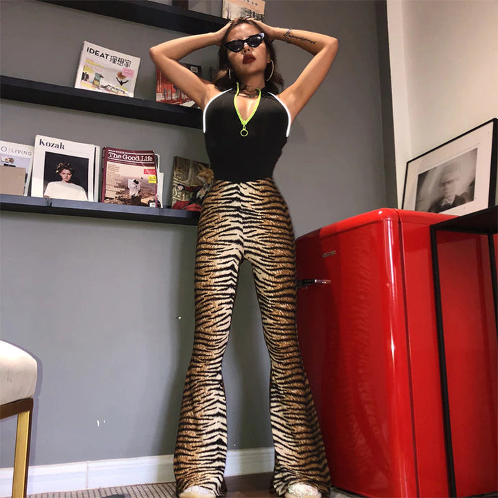 Modieuze Alia Animal flared broek met trendy dierenprint, een stijlvolle toevoeging aan je garderobe.