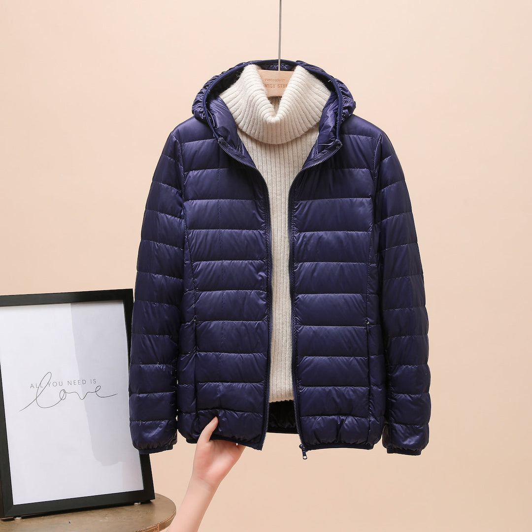 Damesjas met capuchon, lichtgewicht en stijlvol, gedragen tijdens een wandeling in het tussenseizoen.