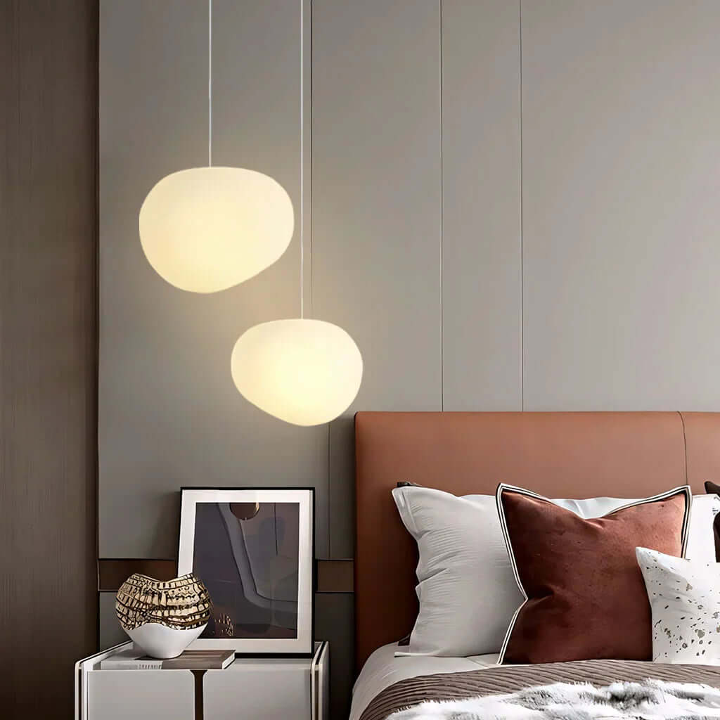 Witte kiezel hanglamp met strak design. Een eigentijdse plafondlamp die warme sfeerverlichting biedt.