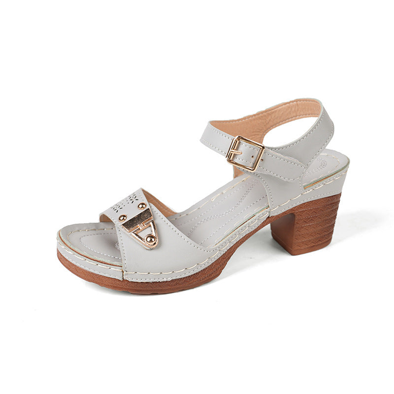 Detailfoto van de verstelbare gesp en comfortabele brede hak van deze modieuze dames sandalen.