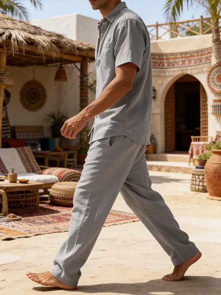 Heren ontspannen zomer set met V-hals overhemd en wijde broek. Geschikt voor casual dagen.