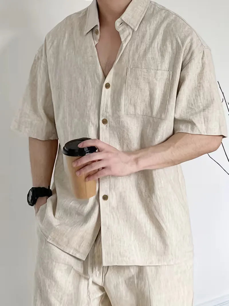 Comfortabel beige linnen heren overhemd met V-hals en regular fit, ideaal voor warme zomerdagen.