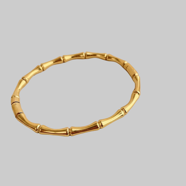 Zwarte dames bamboeschakel armband van titanium staal. Veelzijdig en stijlvol sieraad voor elke gelegenheid.