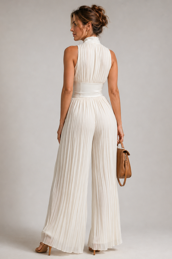 Stijlvolle vrouwelijke jumpsuit met geplooide top en wijde pijpen, geschikt voor een chique en relaxte look.