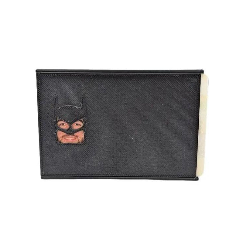 Hoogwaardige ShadowTag beschermhoes voor ID kaarten, zwarte pasjeshouder met een coole superheldenlook.