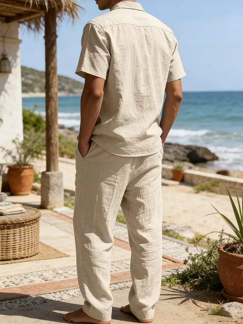 Heren zomeroutfit: V-hals overhemd en wijde broek. Casual, comfortabel en klaar voor de vakantie.