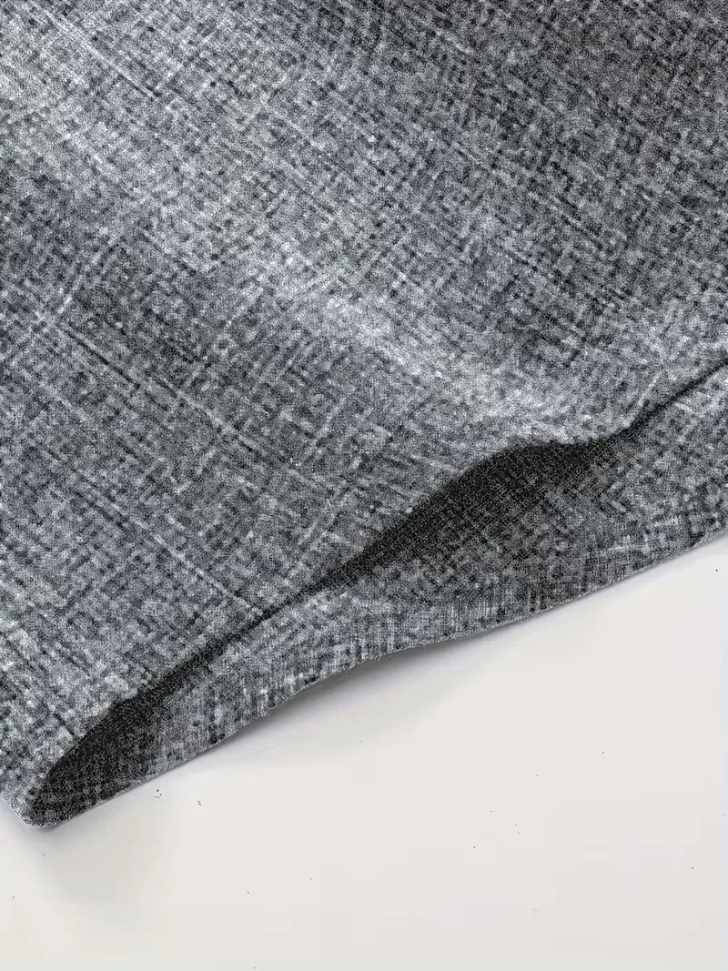 Grijs casual herenoverhemd met V-hals en korte mouwen, een veelzijdige optie voor dagelijkse kleding.
