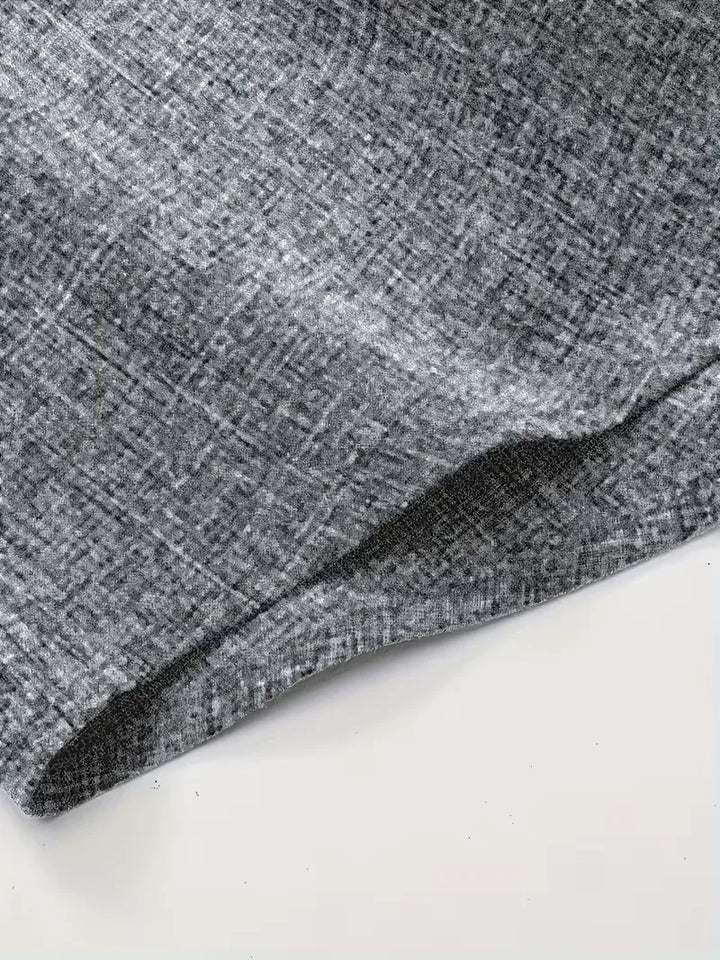 Grijs casual herenoverhemd met V-hals en korte mouwen, een veelzijdige optie voor dagelijkse kleding.