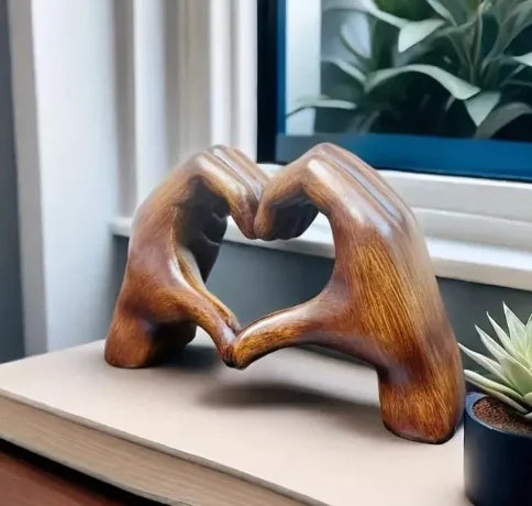 Sfeervol houten decoratiehart, een handgemaakt liefdessymbool dat warmte toevoegt aan elke woonkamer.