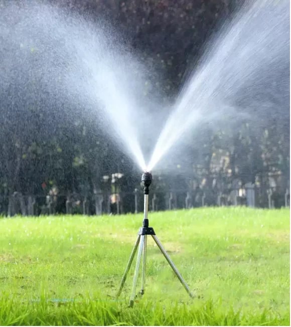 Efficiënte tuinsproeier op driepoot voor gelijkmatige waterverdeling en gezonde planten in je tuin.