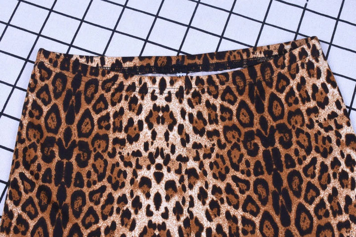 Sexy dames flared pantalon met dierenprint, ideaal als trendy broek voor diverse gelegenheden.