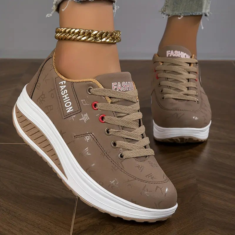 Dames casual sneakers gedragen, toont comfort en stijl voor een actieve, dagelijkse look.