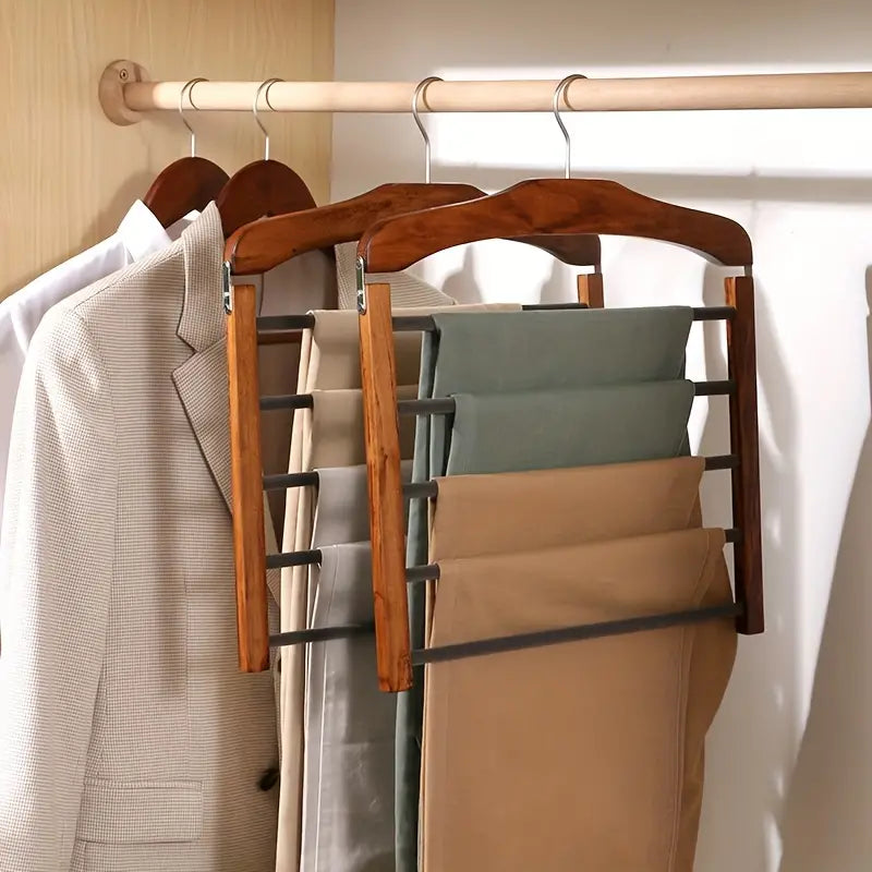 Multifunctionele houten broekhanger voor ruimtebesparende kastorganisatie. Ideaal voor broeken en kleding.