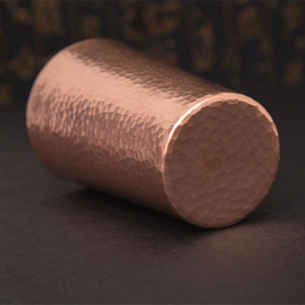 Stijlvolle gehamerde metalen drinkbeker met uniek design, ideaal als theekop of decoratief item.