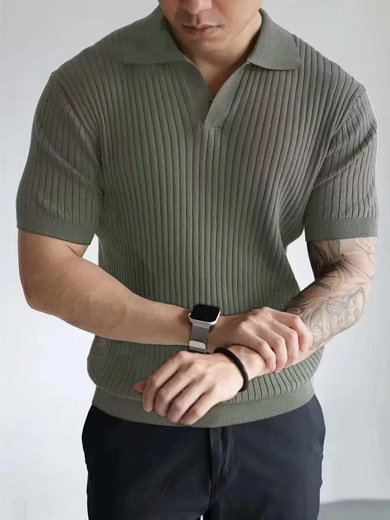 Stijlvolle beige herenpolo met V-hals, ribstructuur en korte mouwen. Perfect voor casual zomerstijl.