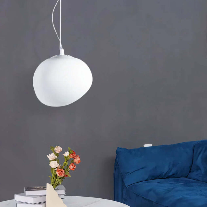 Sfeervolle witte kiezel hanglamp. Moderne en minimalistische designlamp voor elegante interieurverlichting.