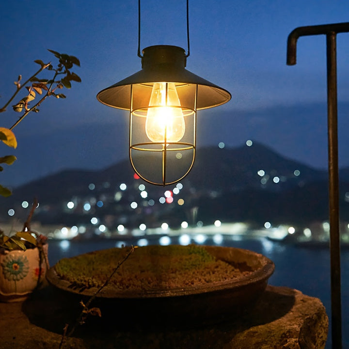 Twee retro solar tuinlantaarns, sfeervolle hanglampen op zonne-energie voor een gezellig terras of balkon.