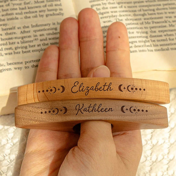 Unieke houten boekenhouder voor handsfree lezen; perfect gepersonaliseerd cadeau voor boekenliefhebbers.