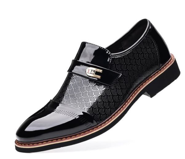 Twee paar luxe herenschoenen: glanzende zwarte brogues en comfortabele bruine instappers, geschikt voor elke stijl.