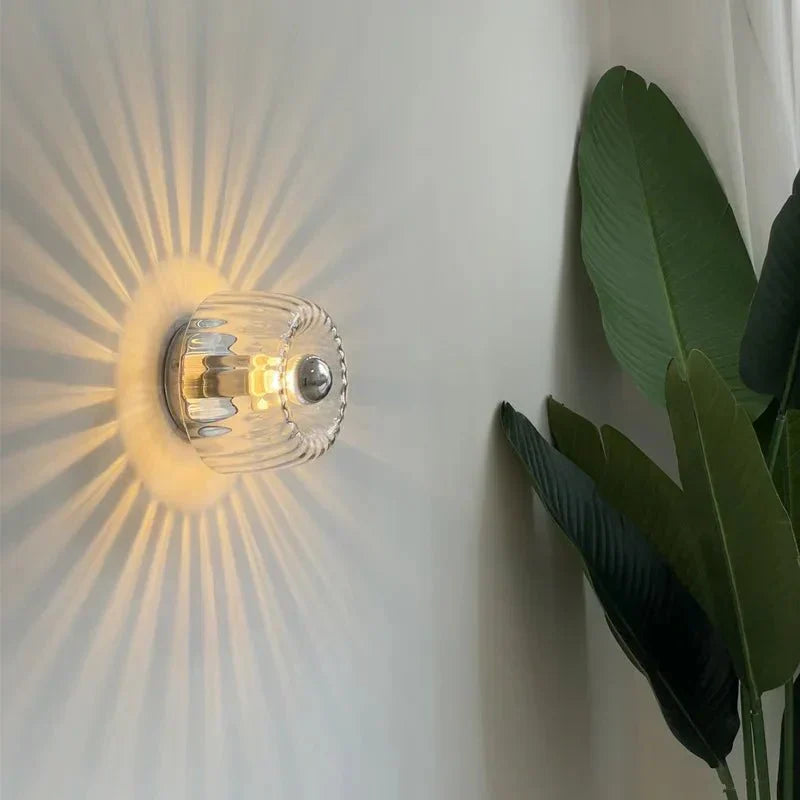 Zilveren Scandinavische wandlamp. Modern design van glas en metaal, perfect als sfeerlicht voor gang of kamer.