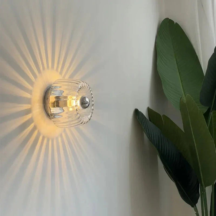 Zilveren Scandinavische wandlamp. Modern design van glas en metaal, perfect als sfeerlicht voor gang of kamer.