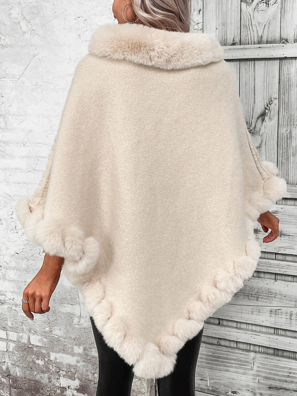 Elegante beige dames winterponcho. Stijlvolle en warme bovenkleding, perfect voor comfortabele wintermode.
