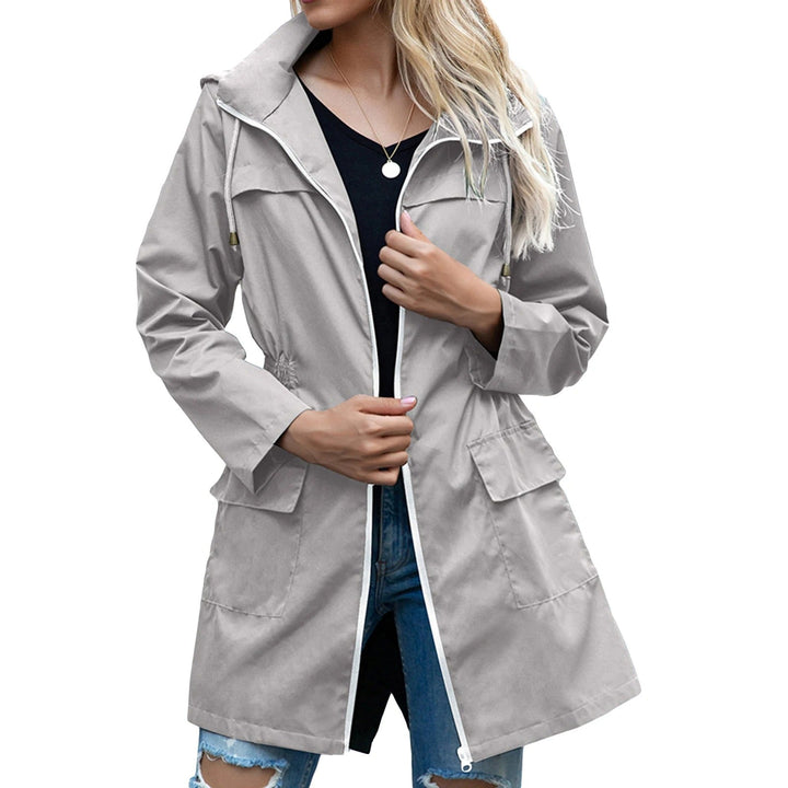 Trendy lange dames regenjas met capuchon, waterdicht en ademend, de ideale overgangsjas voor alle weertypes.