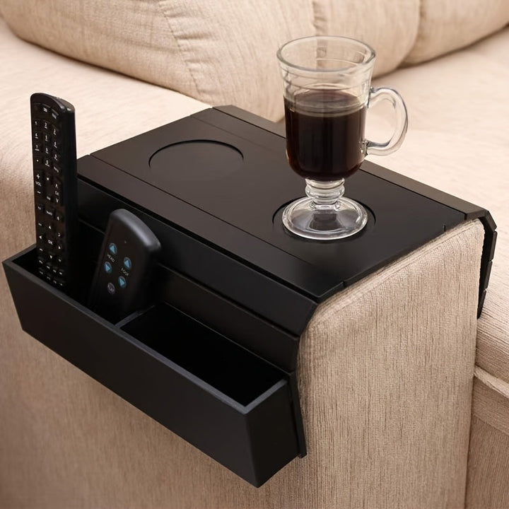 Compact houten armleuning dienblad op bank, ideaal voor kopje koffie en afstandsbediening in woonkamer.