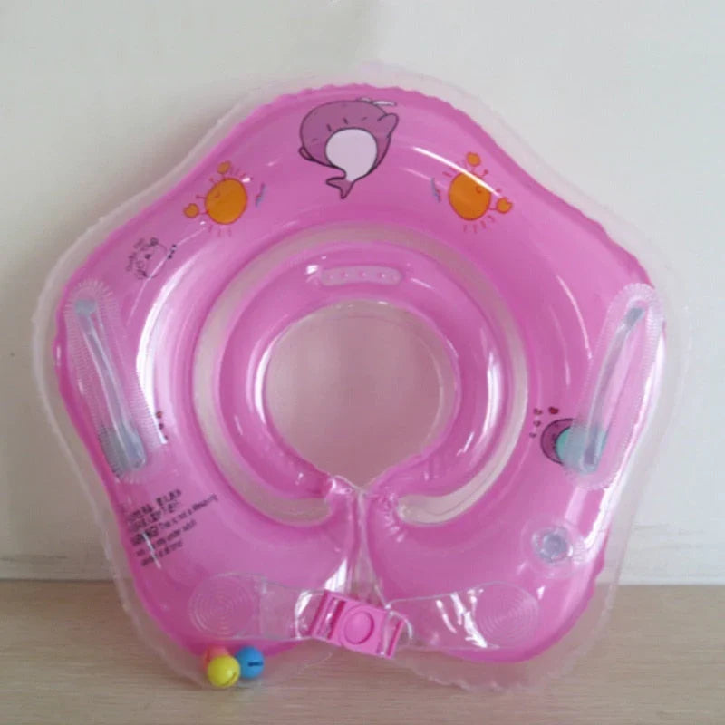 Lachende baby geniet van waterpret in bad met veilige zwemring voor babyzwemmen.