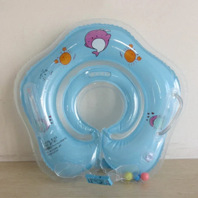 Ouders begeleiden baby tijdens waterpret met de veilige baby zwemring. Perfecte zwemhulp.
