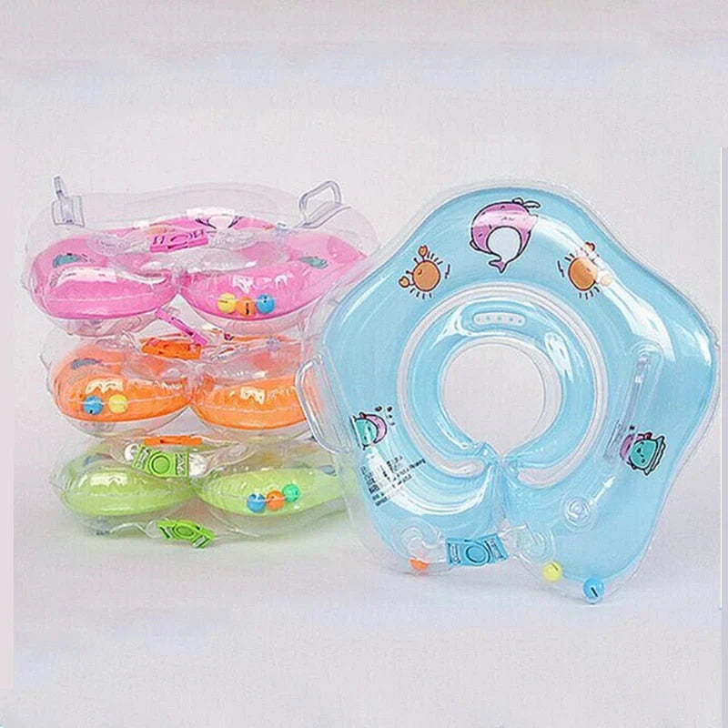 Actieve baby ontdekt water met veilige zwemring; essentieel voor badtijd en waterpret.