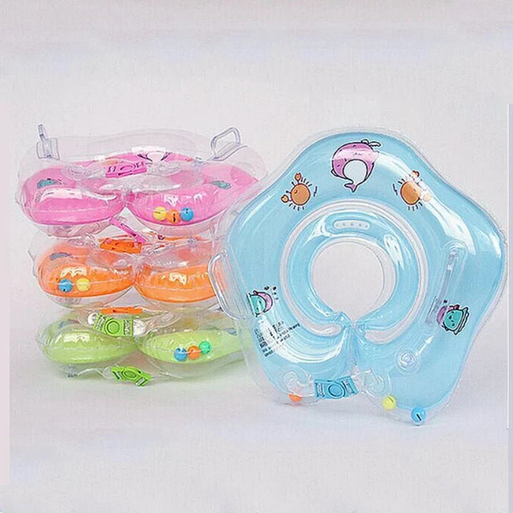 Actieve baby ontdekt water met veilige zwemring; essentieel voor badtijd en waterpret.