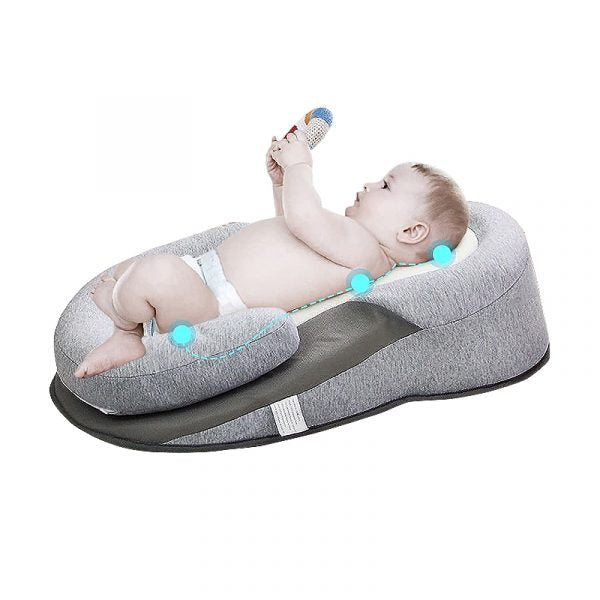 Witte anti-reflux baby lounger, ergonomisch ligkussen voor pasgeborenen en zuigelingen, bevordert veilige slaap.