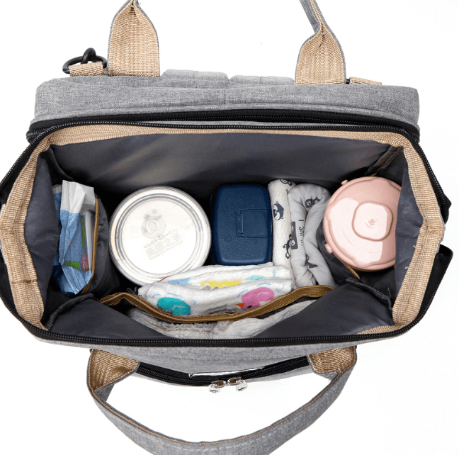 Comfortabel opvouwbaar babybedje en ruime luiertas, ideaal voor pasgeborenen en ouders op stap.