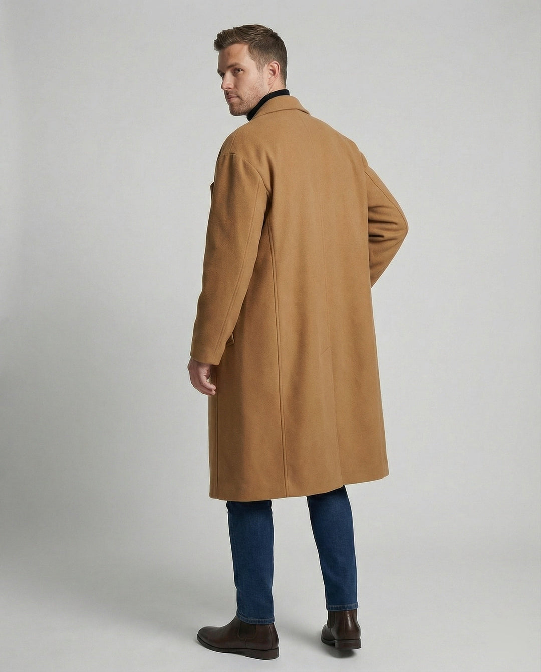 Stijlvolle lange heren jas, veelzijdig voor zakelijke en casual outfits. Chique wintermode.