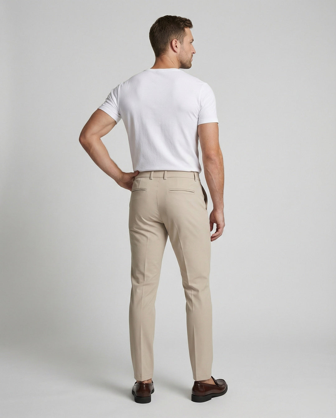 Moderne slim fit chino broek voor heren, tijdloos design en comfortabele pasvorm. Geschikt voor elke gelegenheid.