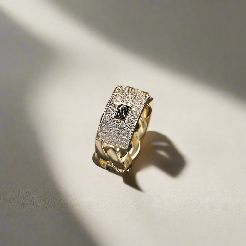 Detailfoto van de elegante roestvrijstalen damesketting uit de duurzame sieradenset.