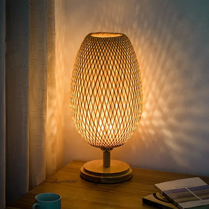 Gedetailleerde foto van de voet en schakelaar van de handgemaakte bamboe tafellamp, rustiek design.