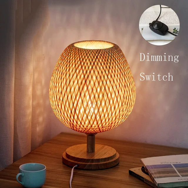Bamboe tafellamp als blikvanger in een modern rustiek interieur, sfeervolle verlichting.