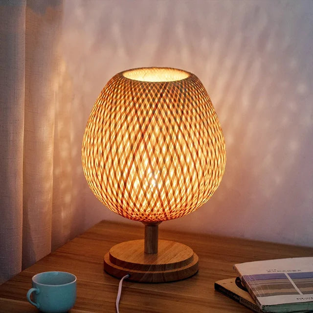 Rustieke bamboe tafellamp verlicht een gezellige woonkamer, perfecte decoratie met vintage sfeer.