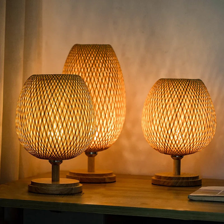 Handgemaakte bamboe tafellamp, rustieke woonkamer verlichting met warme gloed, natuurlijk decor.