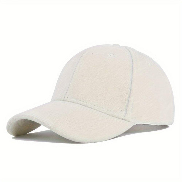 Bovenaf zicht van de suède pet, pronkend met zijn minimalistische en elegante design.