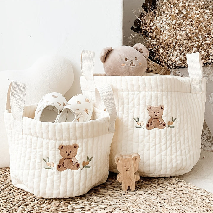Gewatteerde stoffen opbergtas voor kinderkamer, ideaal voor speelgoedopslag en organisatie.