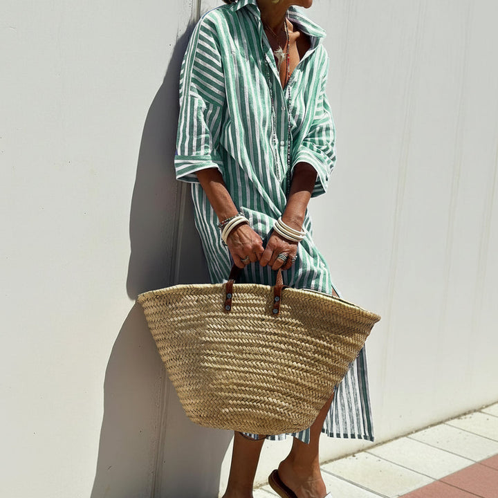 Chique gestreepte dames shirtjurk met korte mouwen, reverskraag en flatterende ceintuur, perfecte zomerjurk.