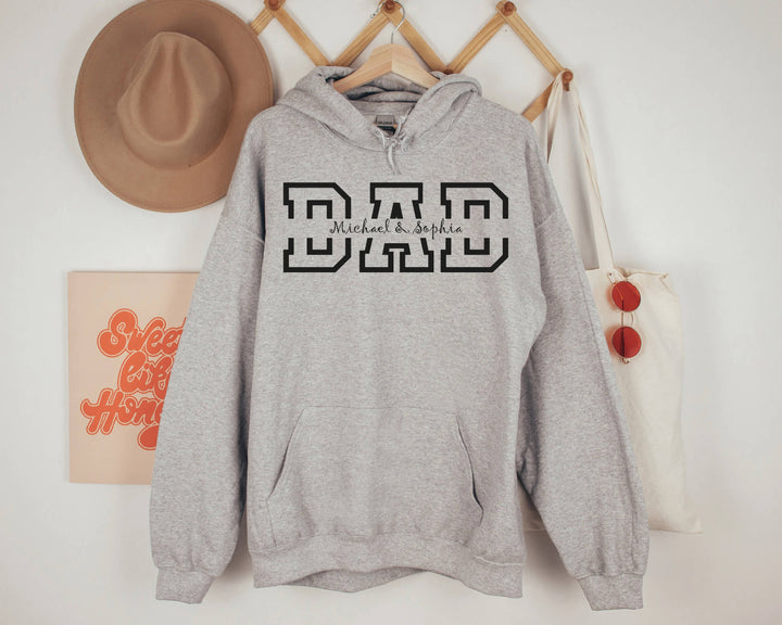 Gepersonaliseerde kleding: PapaHug hoodie met namen, een speciaal Vaderdag cadeau voor hem.