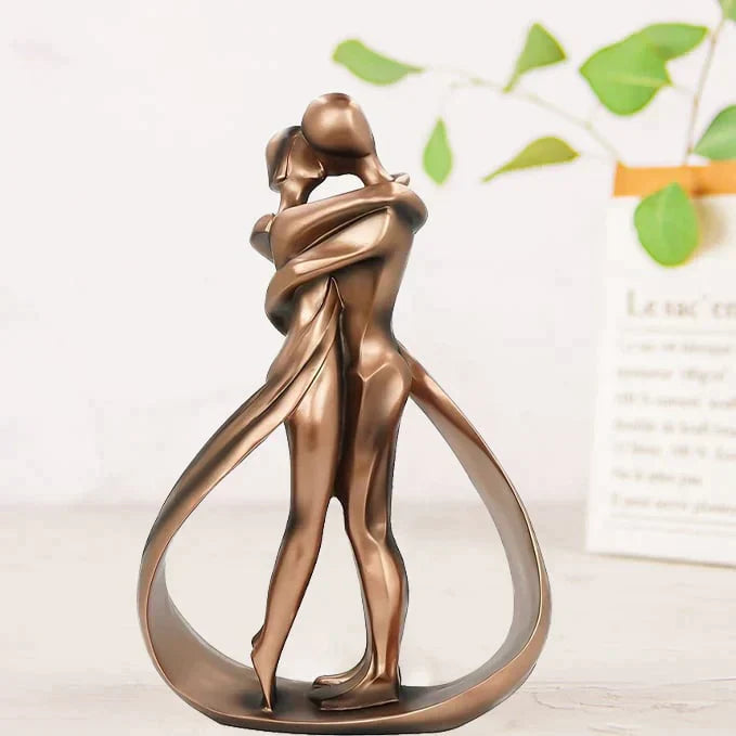 Romantisch valentijnscadeau: handgemaakt liefdesbeeld. Decoratieve sculptuur voor thuis, symbool voor liefde.