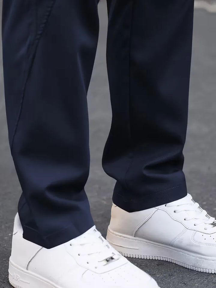 Zwarte heren cargo broek met rechte pijp, comfortabel en geschikt voor herfst.