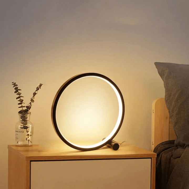 Elegante, moderne LED design lamp met rond ontwerp, dimbaar voor stijlvolle verlichting.