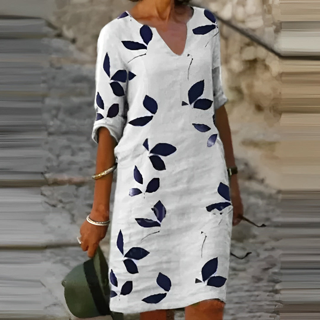 Nieuwe dames zomerjurk met unieke bladerenprint. V-hals design en A-lijn pasvorm, zeer comfortabel voor de zomer.
