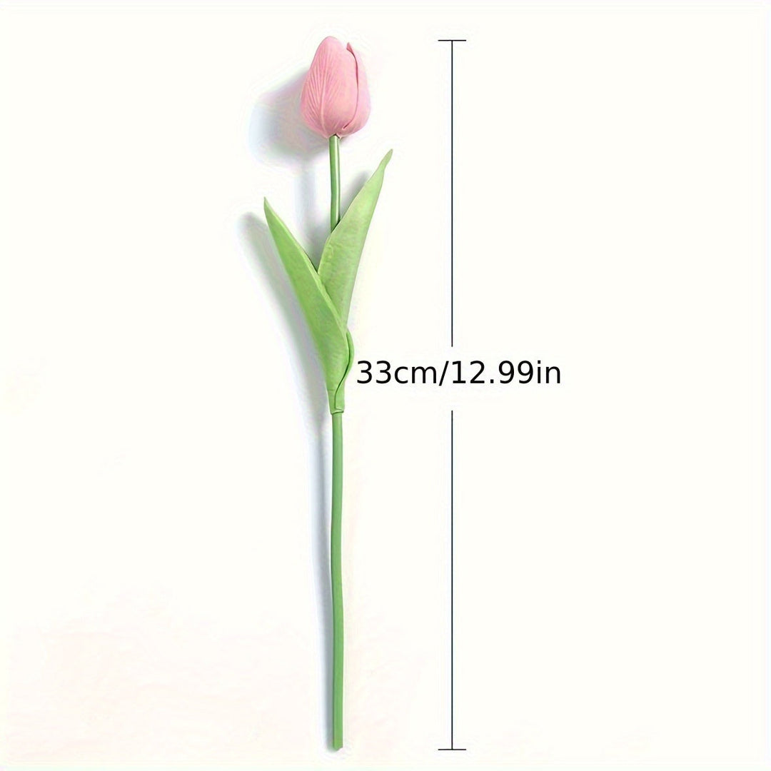Kleurrijke kunst tulpen in een vaas, sfeervolle interieurdecoratie.